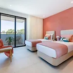 Design - Stylish & Spacious Retreat