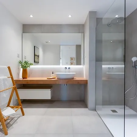 Design - Stylish & Spacious Retreat Apartment