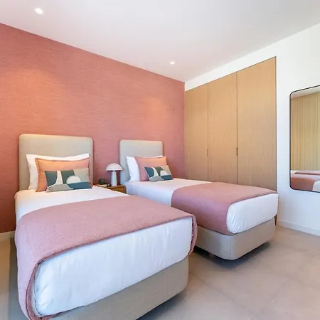 아파트 Design - Stylish & Spacious Retreat *